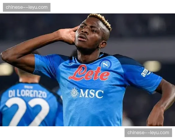 特写瞬间：失利后，那不勒斯主帅卡尔佐纳在场边长时间沉思